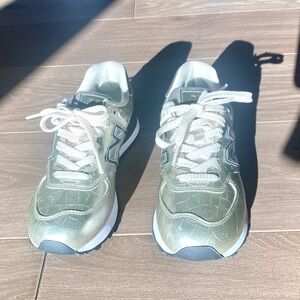 New Balance 574 NWOT, metallic croc embossed, size 6